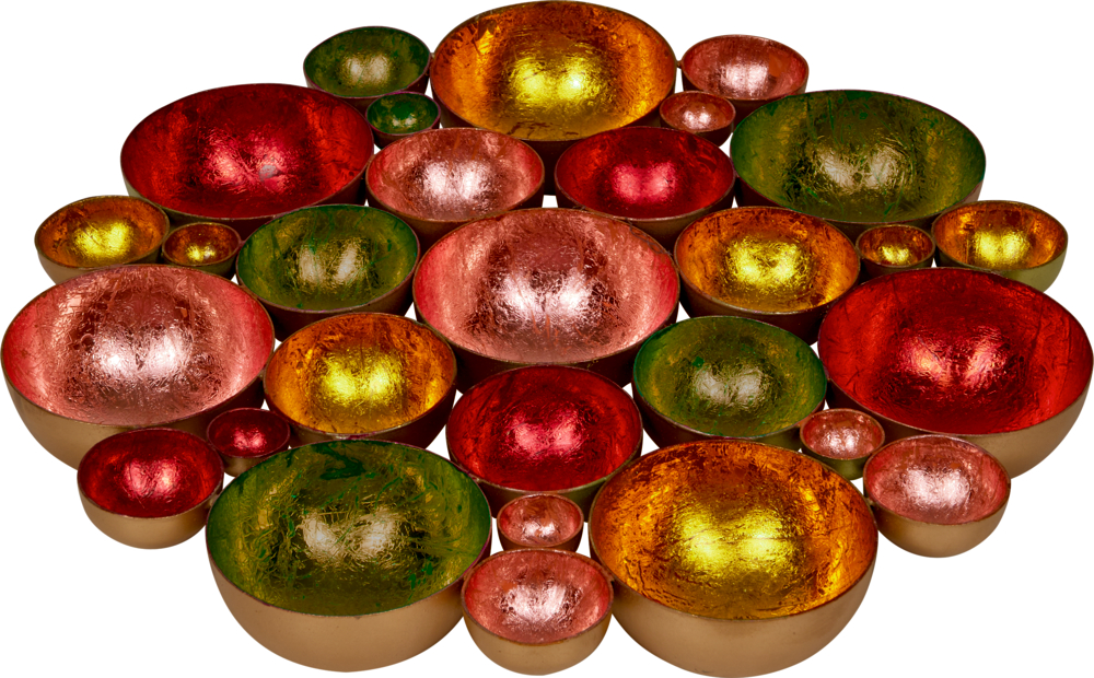 Leuchtend bunte Metallschalen in Gold, Rot, Grün und Rosa, die in einem kunstvollen Muster aneinandergereiht sind.