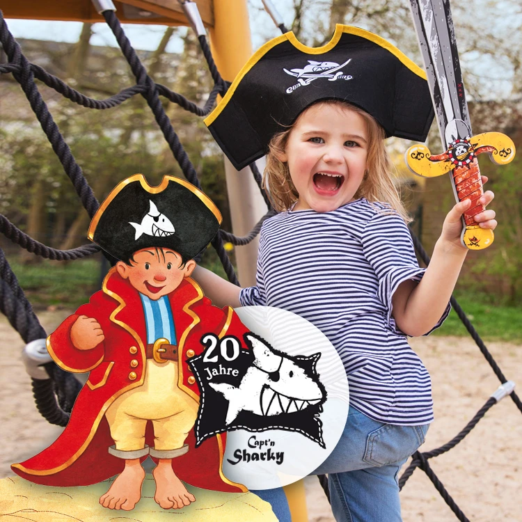 Mädchen in Piratenverkleidung mit Piratenillustration.