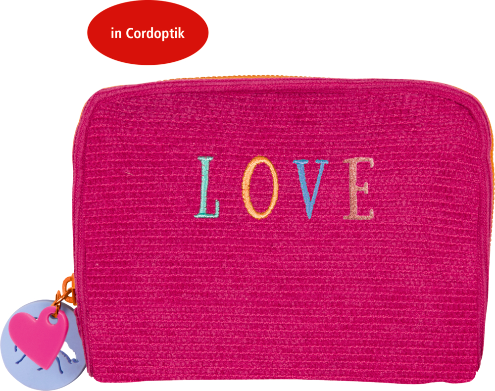 Knallpinkes Portmonee mit LOVE in bunten Lettern, Herzanhänger und darüberliegendem „Cordoptik“-Label.
