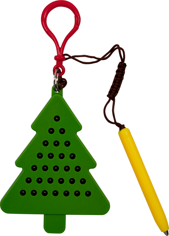 Grünes Magnetspiel in Tannenbaumform mit schwarzen Löchern, rotem Karabiner und gelbem Stift an brauner Schnur.