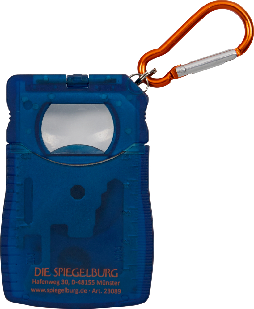 Blaues Kunststoff-Multitool mit Lineal, Lupe und orangem Karabinerclip oben.