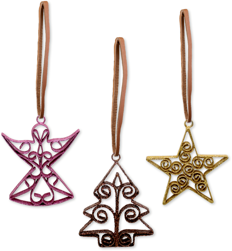 Drei glitzernde Figuren – ein Engel, ein Baum und ein Stern – hängen an braunen Bändern.