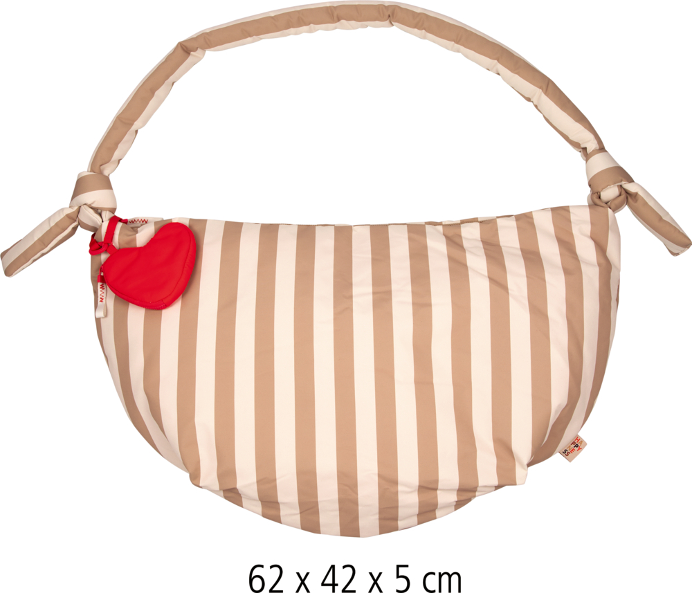 Beige-weiß gestreifte Tasche mit Trageschlaufe und rotem Herzanhänger.