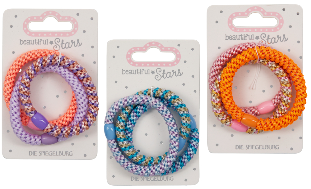 Drei Packungen bunte geflochtene Haargummis auf gepunkteten Karten.