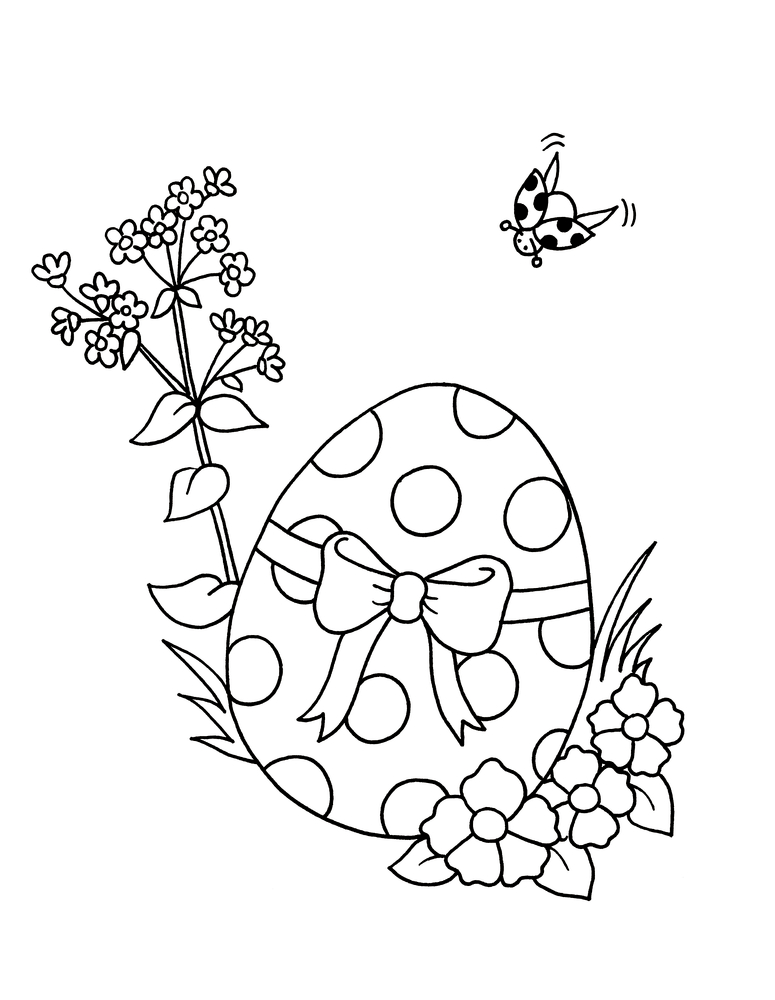 Ein Ei mit Punkten und einer Schleife liegt zwischen Blumen. Ein Schmetterling fliegt in der Nähe.