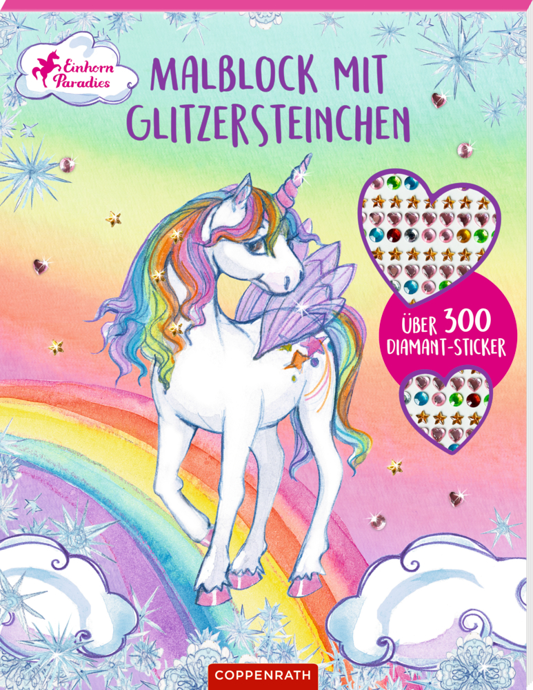 Ein weißes Einhorn mit Regenbogenmähne steht auf einem Regenbogen. Umgeben von Diamanaten-Stickern und Sternen. Pastellfarbener Hintergrund.