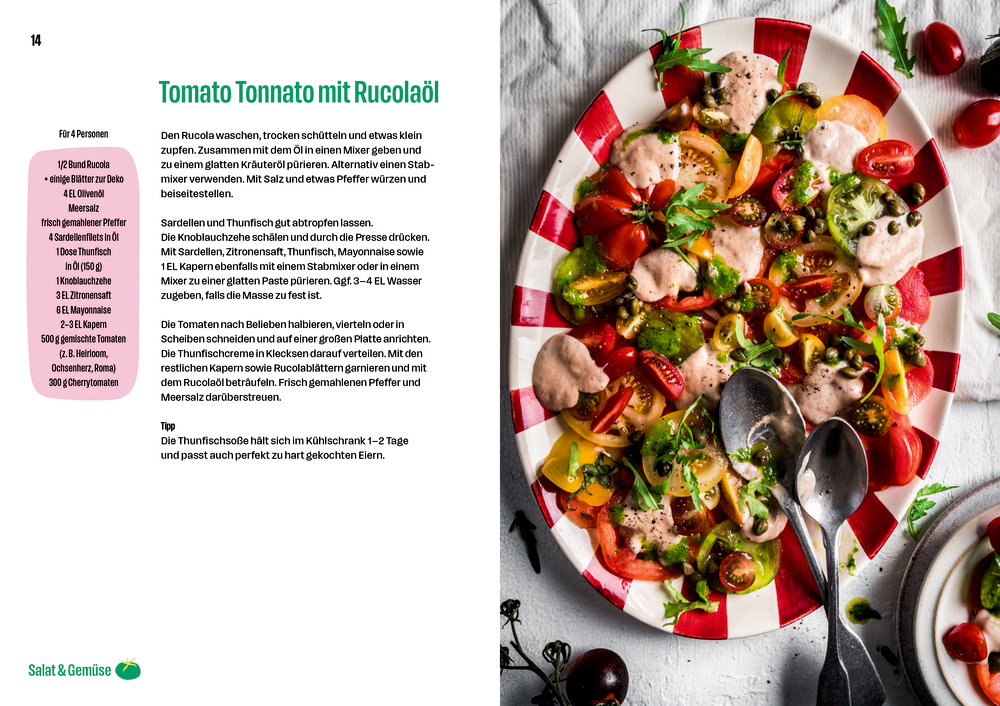 Buntes Gericht mit kleinen Tomaten uf einem rot-weiß gestreiften Teller neben einem Rezept.