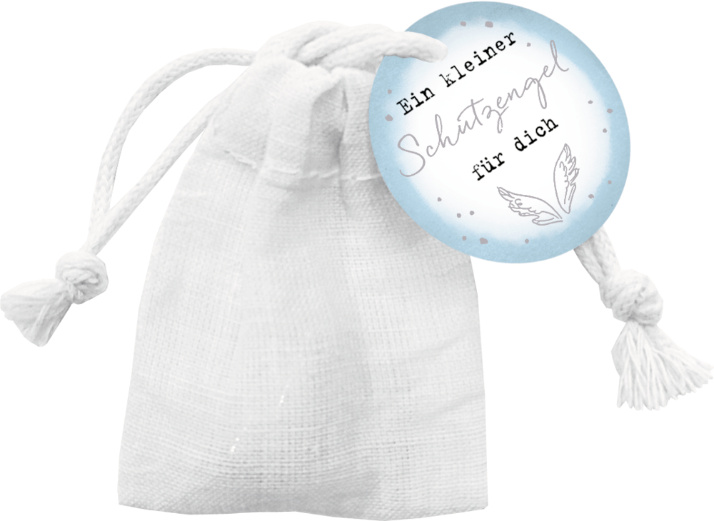 Kleiner weißer Beutel mit Kordelzug und rundem blauen Etikett mit der Aufschrift „Ein kleiner Schutzengel für dich“ und einer silbernen Engelsflügelillustration darauf.