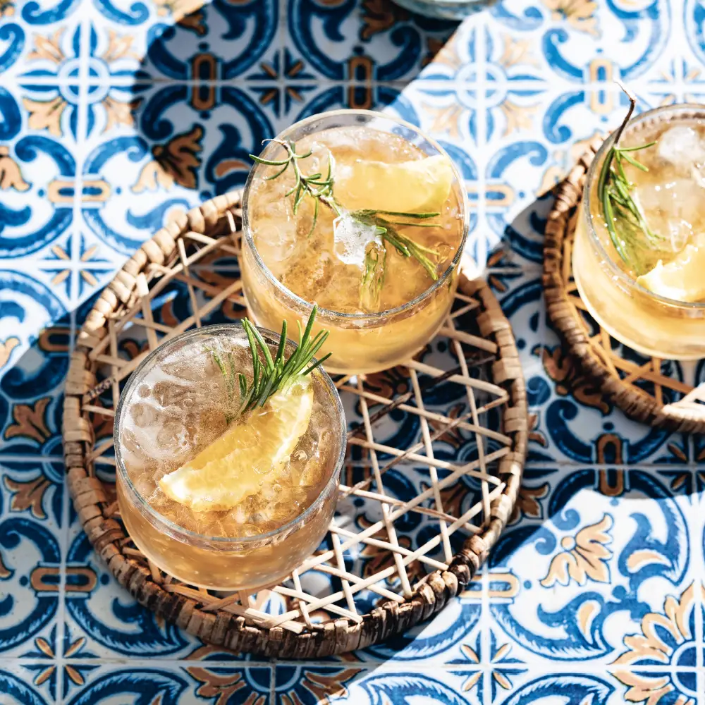 Weißer Port Tonic mit Rosmarin