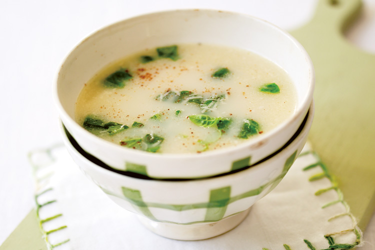 KLeine Schüssel mit einer hellen Suppe .