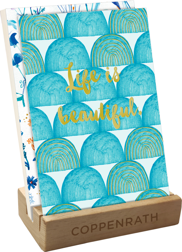 Bunte Notizkarten mit blauen und goldenen Bögen und dem Titel „Life is beautiful“ auf einem Holzständer.