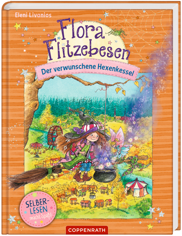 Flora Flitzebesen (Leseanfänger Bd. 3)  Eine fröhliche junge Hexe fliegt auf einem Besen über einen magischen Wald mit Tieren und Zelten auf dem Cover Von "Flora Flitzebesen - Der verwunschene Hexenkessel".
