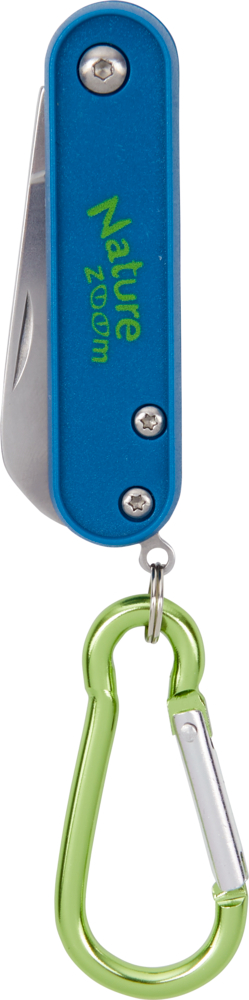 Blaues Taschenmesser mit dem Text „Nature Zoom“ und einem grünen Karabiner an der Unterseite.
