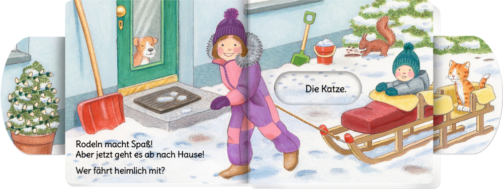 Mädchen zieht Jungen und Katze auf Schlitten durch verschneiten Hof; Hund schaut von der Tür aus zu, auf einer Doppelseite mit Text.