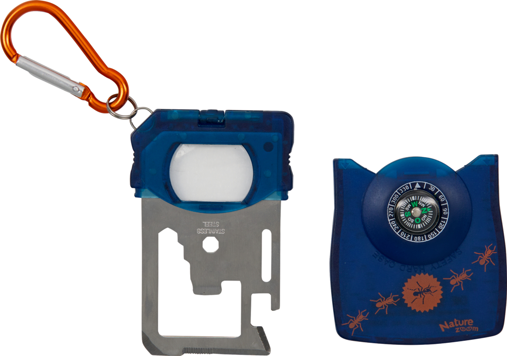 Blaues Multitool mit Lupe, Karabiner und Kompass; Metallteil mit mehreren Aussparungen und Funktionen.