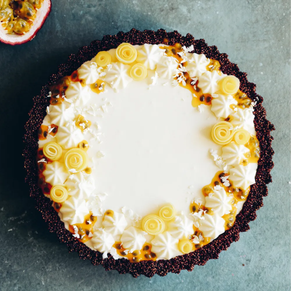 Passionsfrucht-Tarte mit weißer Mousse