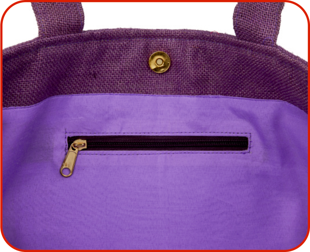 Nahaufnahme des Inneren einer lila Tasche mit einer Reißverschlusstasche und einem magnetischen Druckknopfverschluss.