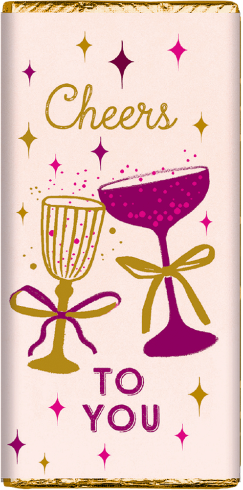 Verpackung mit gold-lila Gläsern mit Schleifen, Sternmotiven und dem Text „Cheers to you“ auf hellrosa Hintergrund.