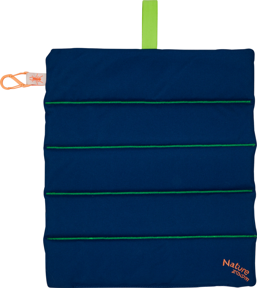 Eine dunkelblaue, ausgebreitete Sitzmatte mit Polsterung, grünen Streifen und grünem Verschluss am oberen Rand.