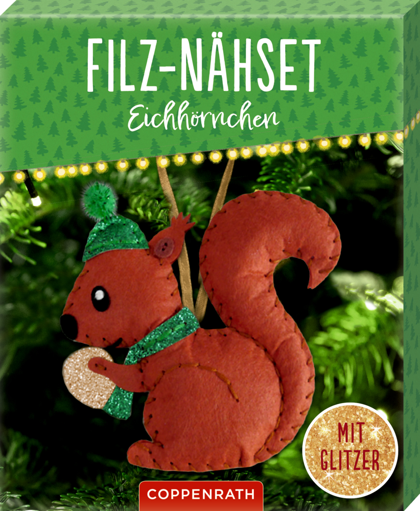 Eichhörnchen Filz-Anhänger mit grüner Bommelmütze und Schal, zum Aufhängen am Weihnachtsbaum.
