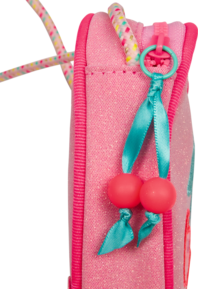 Nahaufnahme einer rosa Tasche mit türkisfarbenem Band, rosa Perlen und gesprenkelten Kordeln.