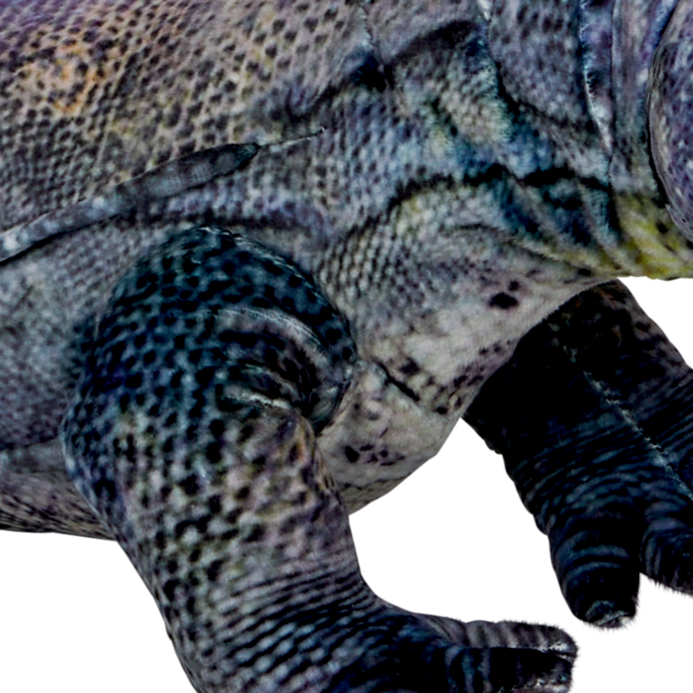 Nahaufnahme eines Reptils oder Dinosauriers mit blaugrauer, schwarz gesprenkelter, schuppiger und strukturierter Haut.