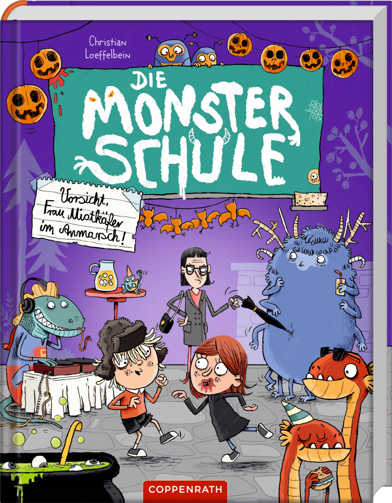 Die Monsterschule (Bd. 2) Monster und Kinder im Unterricht; die Lehrerperson piekst ein blaues Monster mit einem Regenschirm