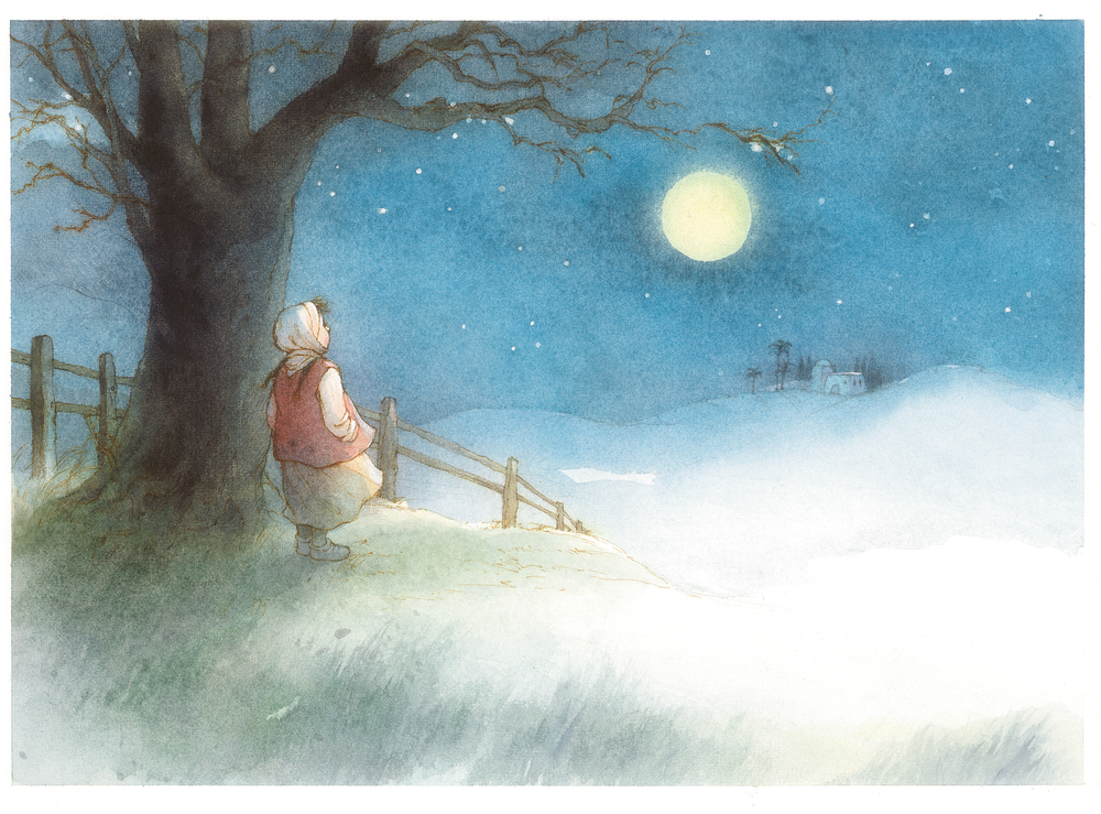 Ein Kind steht nachts neben einem Baum und blickt auf den hellen Vollmond über den schneebedeckten Hügeln.
