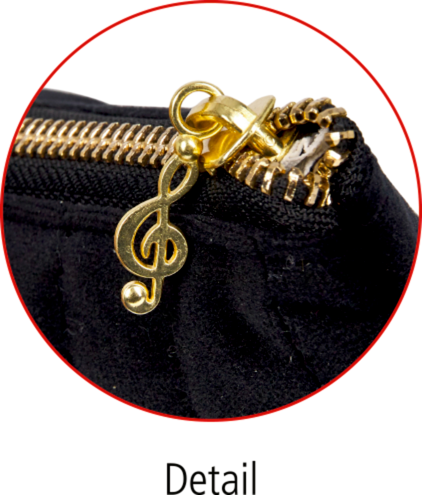 Nahaufnahme eines goldenen Zipper-Anhängers in Form eines Violinschlüssels an schwarzem Stoff.
