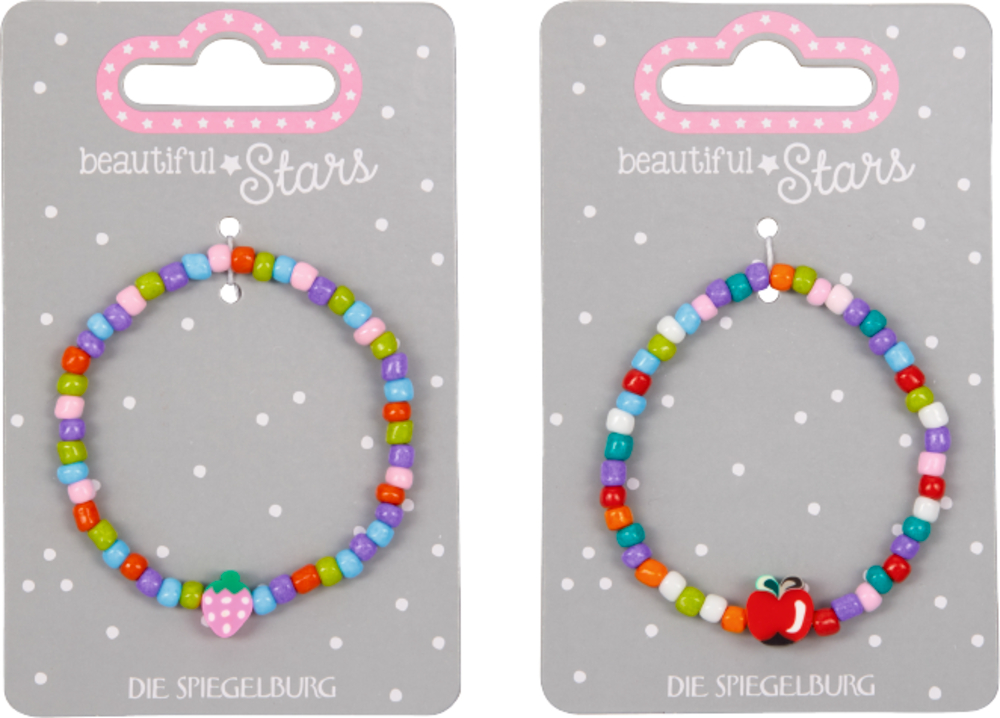 Armband Apfel oder Erdbeere - beautiful Stars Zwei bunte Perlenarmbänder mit Fruchtanhängern auf grauen gepunkteten Karten mit der Aufschrift Beautiful Stars.