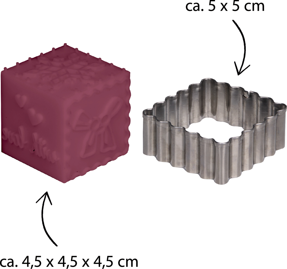 Bordeauxfarbener Silikonwürfel mit Schleifenrelief und silberne gewellte Ausstechform, Maße ca. 4,5 × 4,5 × 4,5 cm und 5 × 5 cm.