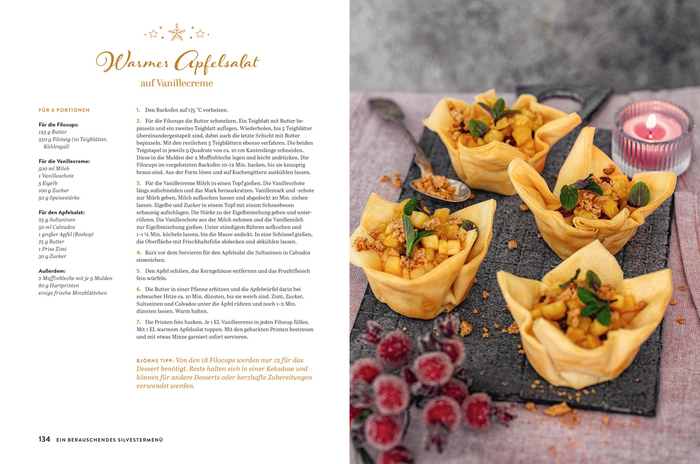 Gefüllte Teigtütchen auf einem dunklen Brett. Links daneben ein Rezepttext.