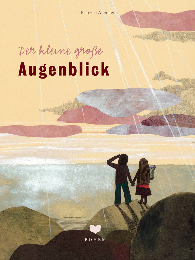 Der kleine große Augenblick Zwei Kinder halten im Regen Händchen und schauen in den bewölkten Himmel. Über ihnen erscheint der Buchtitel.