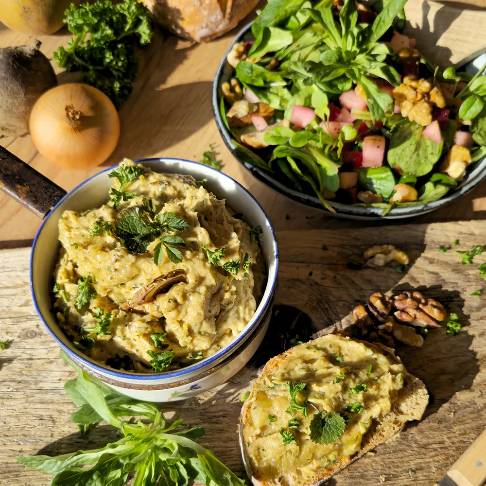 Pilzbutter und wilder Feldsalat