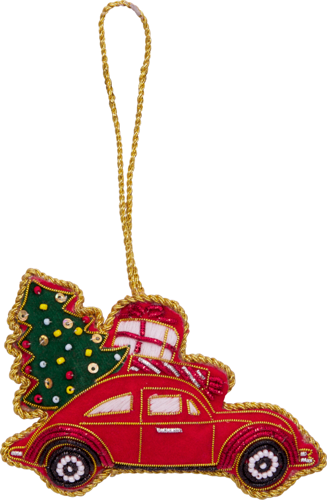 Roter Autoanhänger mit goldener Umrandung, darauf grüne Tanne und Geschenke, mit goldener Aufhängeschnur.