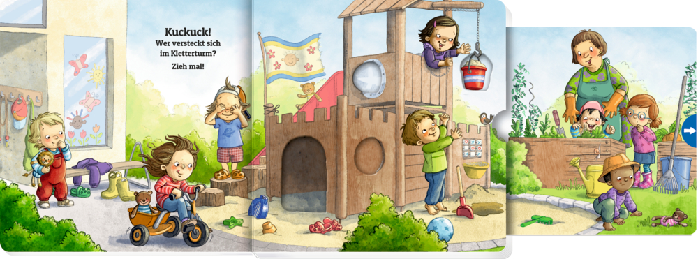 Mehrere Kinder spielen im Garten, einige klettern auf einem Holzturm, andere gärtnern mit einer erwachsenen Person.