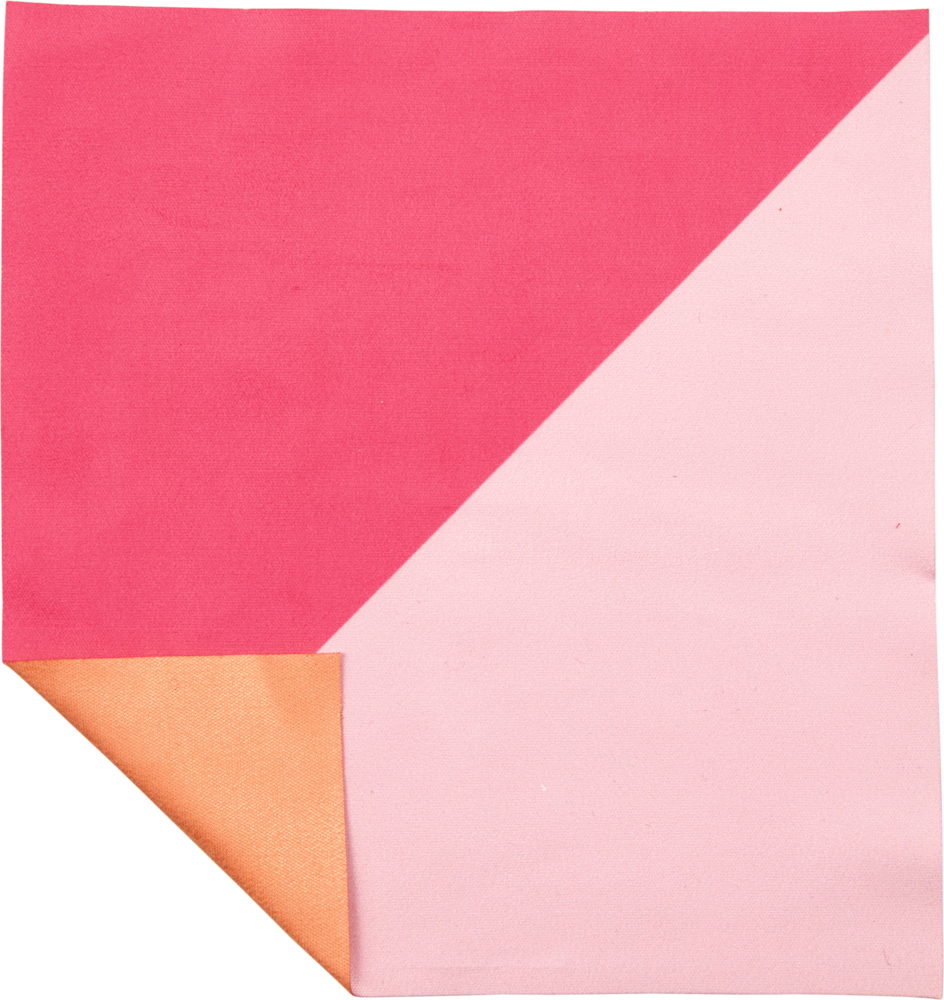 Quadratisches Brillenputztuch – rosa, hellrosa, mit einer kleinen orangefarbenen gefalteten Ecke – auf weißem Hintergrund.