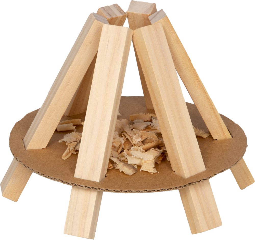 Auf einer runden Pappunterlage sind kleine Holzscheite im Lagerfeuerstil angeordnet, in der Mitte befinden sich Holzspäne.