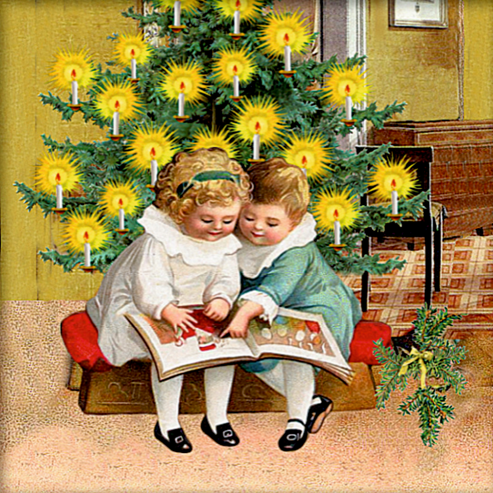 Zwei Kinder sitzen in einem warmen, gemütlichen Raum vor einem leuchtenden Weihnachtsbaum und lesen gemeinsam ein Buch.