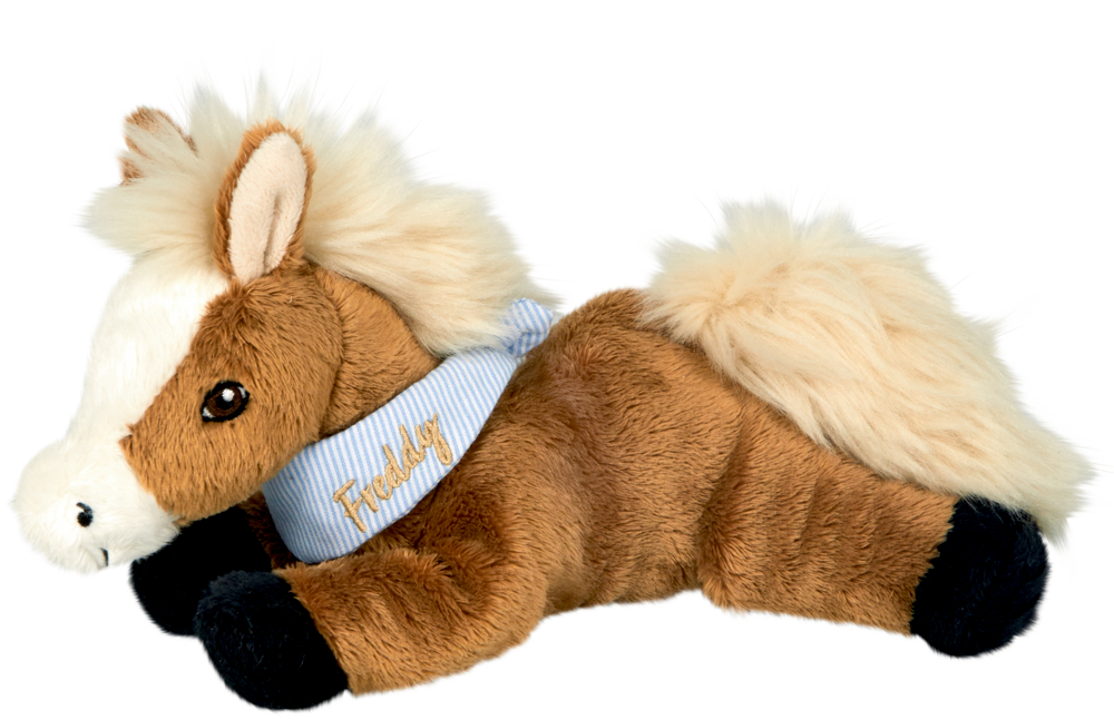Kuschelpferd Freddy - Pferdefreunde Braun-weißes Plüschpferd mit schwarzen Hufen, das ein blau gestreiftes Halstuch mit der Aufschrift "Freddy" trägt und liegt.
