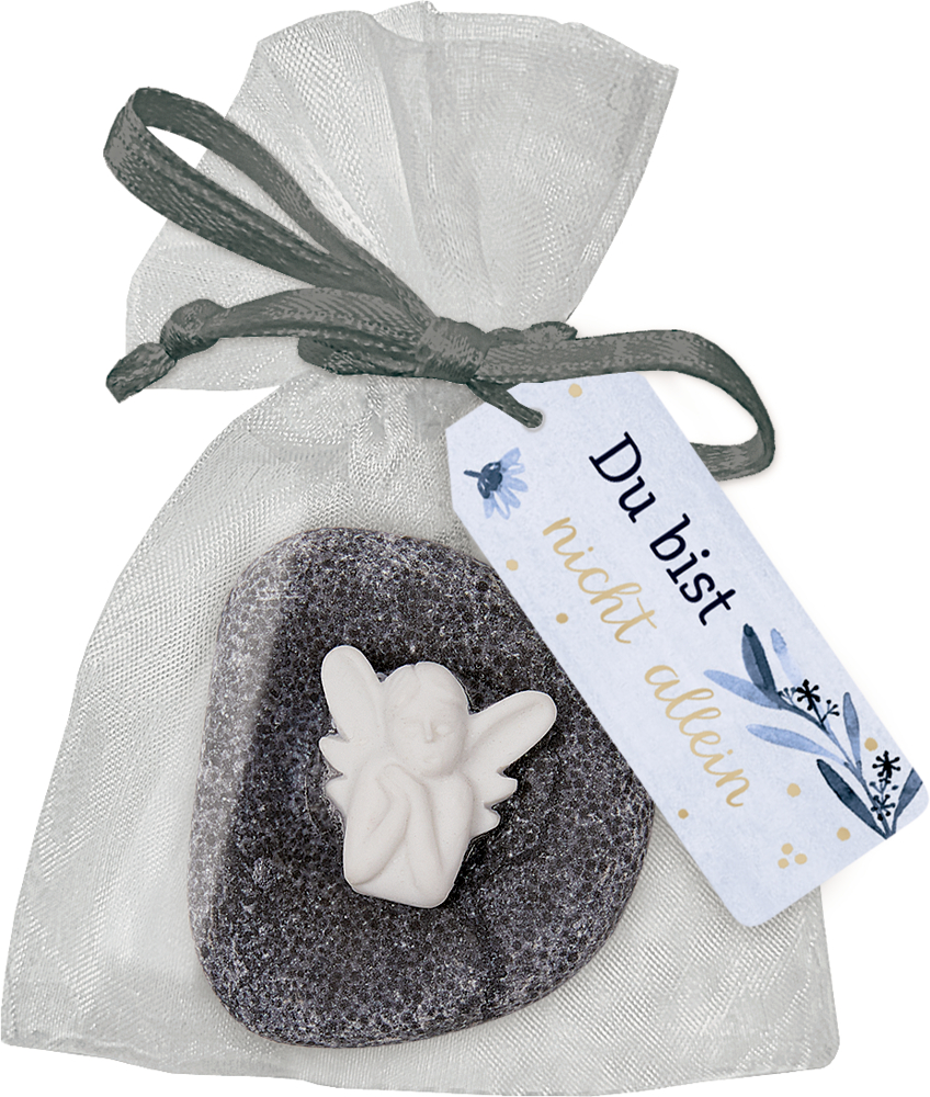 Handschmeichler mit Schutzengel - Du bist nicht allein Kleiner weißer Engel auf einem Stein im Netz-Geschenkbeutel mit einem Schild mit der Aufschrift „Du bist nicht allein“.