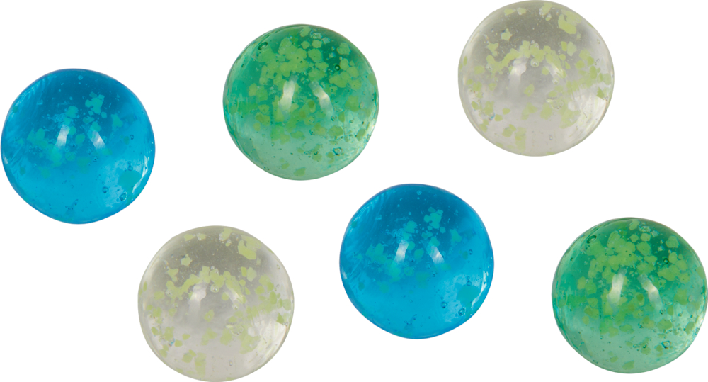 Sechs durchscheinende Murmeln – blau, grün und klar mit gesprenkelten Mustern – sind auf einem weißen Hintergrund abgebildet.