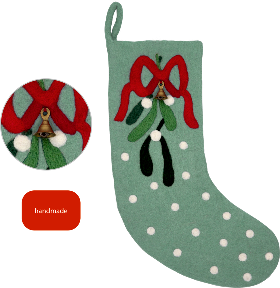 Handgemachte mintgrüne Filz-Weihnachtsstrumpf mit weißen Punkten, roter Schleife, Mistelzweigen und kleiner goldener Glocke mit Nahaufnaheme der Glocke.