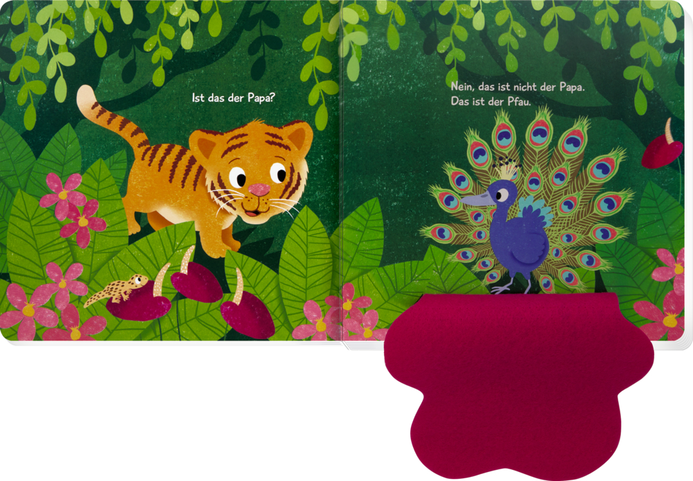 Offenes Buch mit Text, in einem üppigen grünen Dschungel fragt ein neugieriges Tigerjunges einen lebhaften Pfau: „Bist du mein Vater?“.