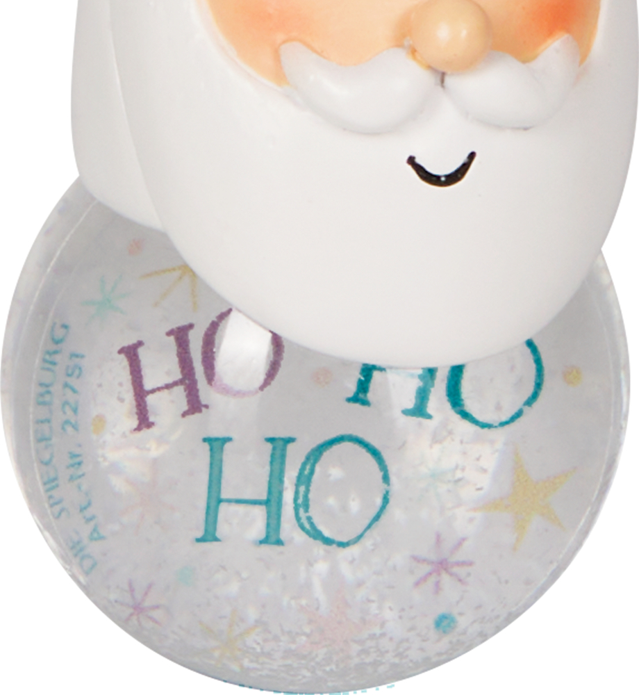 Nahaufnahme einer Weihnachtsmannfigur auf einer Schneekugel mit der Aufschrift „HO HO HO“.