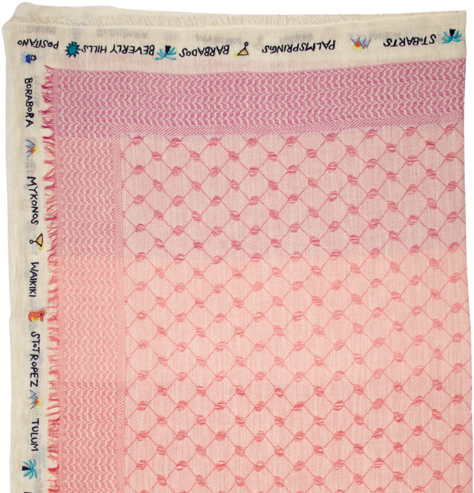 Rosa gemusterter Stoff mit weißem Rand und bunten handgeschriebenen Namen von Reisezielen.