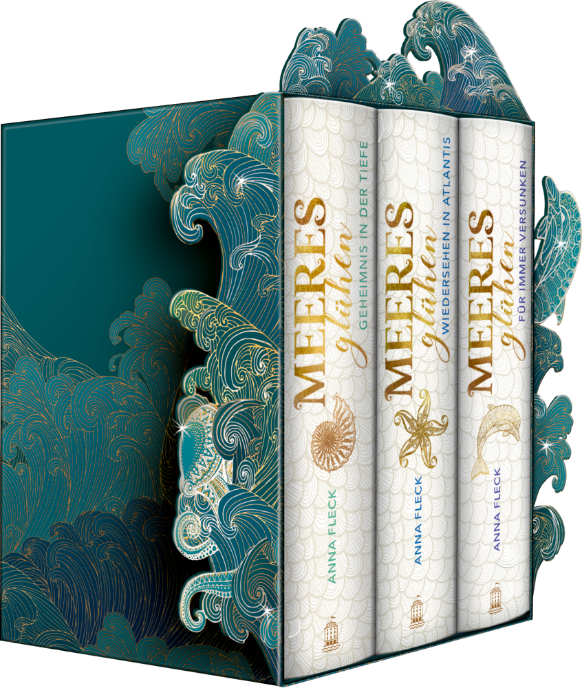 Box mit drei Büchern, Wellenmuster, Akzente in Gold, Blau und Grün auf den Covern und der Box.