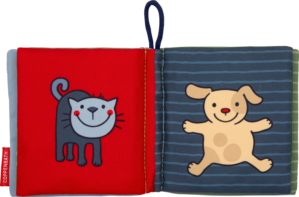 Stoffbuch mit freundlicher Katze auf einer roten Seite und einem süßen Hund auf einer blau gestreiften Seite.