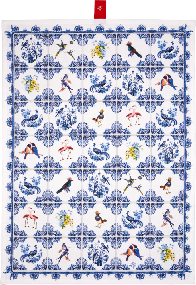 Geschirrtuch Royal Blue aus Baumwolle - B. Behr Das weiße Geschirrtuch ist mit einem gefliesten Raster aus blauen Blumenmustern und bunten Vögeln versehen.