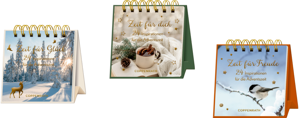 Drei aufgestellte Adventskalender mit festlichen Wintermotiven und Spiralbindung.